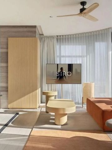 Moderne Suite mit hellen Möbeln und großem Flachbildschirm in Dubai