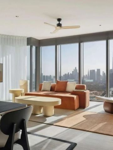 Helles Wohnzimmer mit Panoramafenstern und Blick auf Dubais Skyline