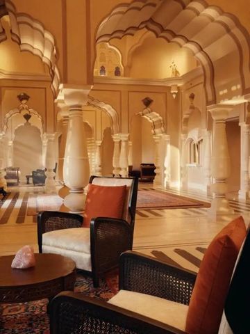 Helle Hotel-Lobby mit eleganter Architektur und gemütlichen Sitzbereichen