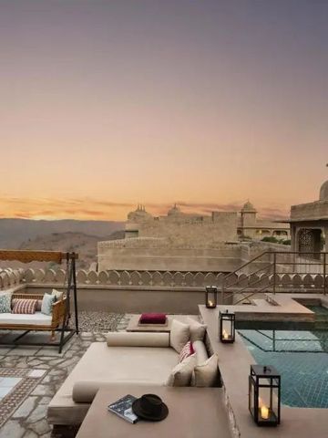 Dachterrasse mit Pool, Sitzbereich und Blick auf die Landschaft bei Sonnenuntergang