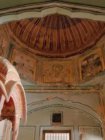 Historische Architektur mit kunstvollen Deckenmalereien