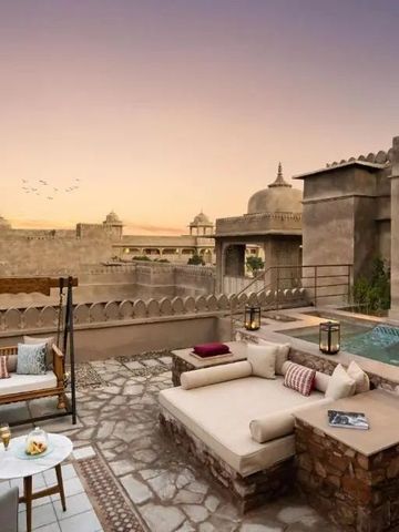 Private Terrasse mit Sitzecke und Blick auf die Festung bei Sonnenuntergang
