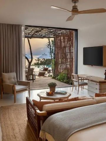 Helles Zimmer mit Terrasse und Meerblick im Six Senses Ibiza