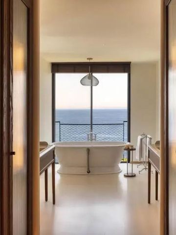 Luxuriöse Badewanne mit direktem Meerblick im Six Senses Ibiza