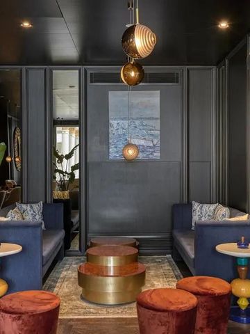 Stilvolle Hotel-Lounge mit moderner Dekoration und gemütlichen Sitzgelegenheiten