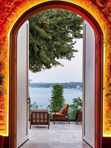 Terrasse mit Blick auf das Wasser und bequemer Sitzgelegenheit