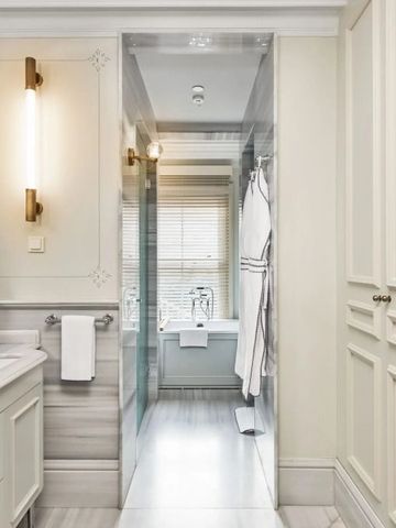 Modernes Badezimmer mit Badewanne und eleganter Beleuchtung