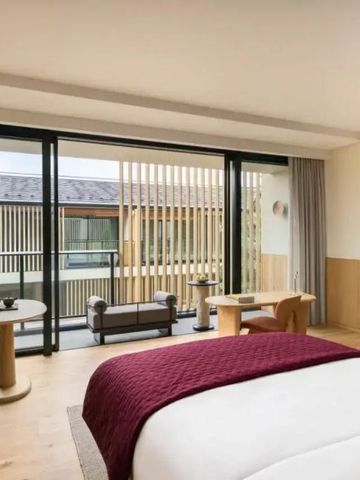Zimmer mit Balkonblick und stilvollem Design