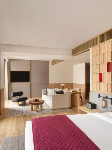 Schlafzimmer mit modernen Möbeln und japanischen Designelementen