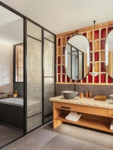 Luxuriöses Badezimmer mit Doppelwaschbecken und moderner Einrichtung im Six Senses Kyoto.