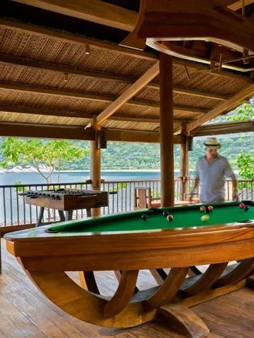 Eleganter Billardtisch auf Terrasse mit Blick auf die Bucht