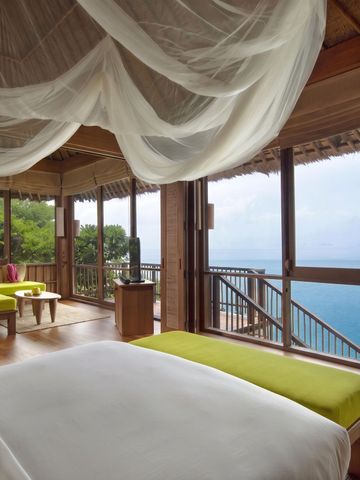 Panoramablick über das Meer von einem luxuriösen Schlafzimmer mit Baldachin
