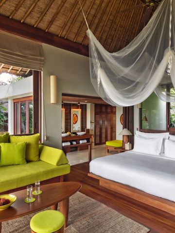 Luxuriöse Villa mit Himmelbett und heller Holzeinrichtung bei Six Senses Samui