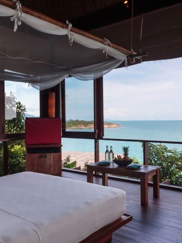 Schlafbereich mit Meerblick und eleganter Einrichtung bei Six Senses Samui