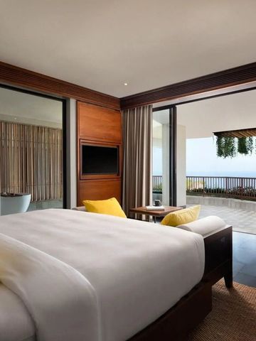 Großzügiges Schlafzimmer mit modernen Design-Elementen und einem weitläufigen Balkon