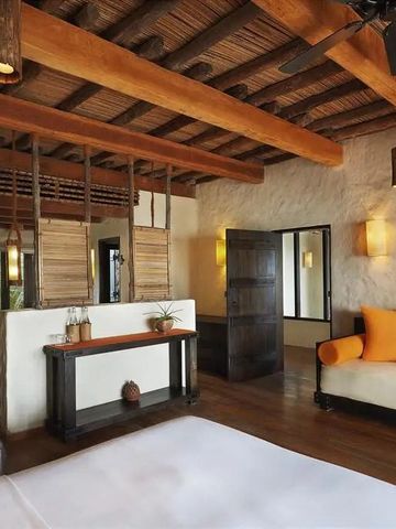 Holzinterieur eines stilvollen Hotelzimmers mit sichtbarer Decke