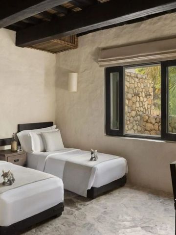 Zweibettzimmer mit Natursteinboden und Blick in den Garten
