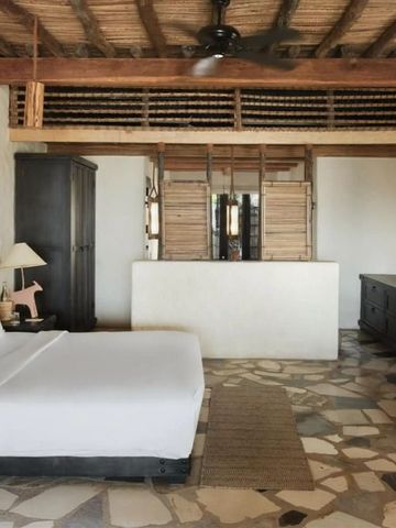 Rustikales Zimmer mit Natursteinboden und Holzdetails