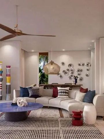 Modernes Wohnzimmer mit geschmackvollen Dekorationen und geschwungener Couch.