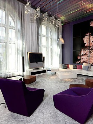 Moderne Lounge mit großen Fenstern und kunstvoller Dekoration im Sofitel Hotel.