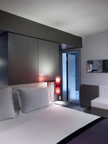 Elegantes Zimmer im Sofitel Hotel mit modernen Möbeln und sanfter Beleuchtung.