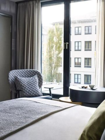 Gemütliches Hotelzimmer mit Ausblick auf den Innenhof und stilvoller Einrichtung.