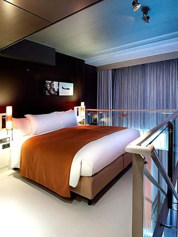 Luxuriöses zweistöckiges Hotelzimmer mit modernem Dekor.
