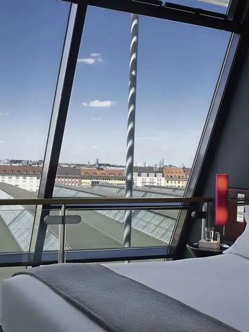 Zimmer mit Panoramafenster und beeindruckendem Stadtblick.