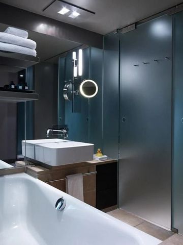 Modernes Badezimmer mit einer großen Badewanne und stilvoller Einrichtung.
