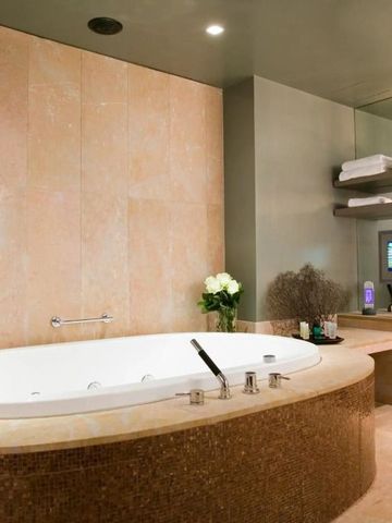 Große Whirlpool-Badewanne in einem stilvollen Badezimmer.