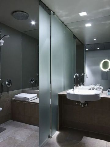 Modernes Badezimmer mit großer Dusche und stilvollem Waschbereich