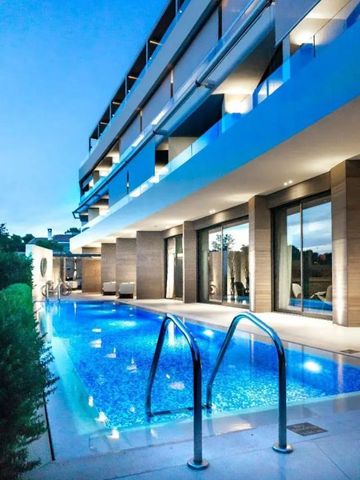 Außenbereich mit eindrucksvollem Infinity-Pool in luxuriöser Umgebung