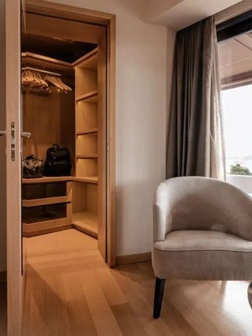 Zimmer mit begehbarem Kleiderschrank und Balkonzugang