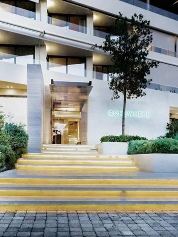 Eleganter Hoteleingang von Somewhere Boutique Hotel mit Treppe