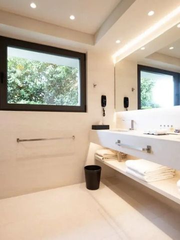 Luxuriöses Badezimmer mit großem Spiegel und Handtüchern