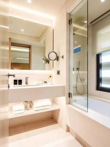 Modernes Bad mit Dusche und beleuchtetem Spiegel