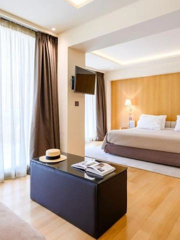 Geräumiges Doppelzimmer mit großen Fenstern und stilvollen Möbeln, Heller Holzboden.