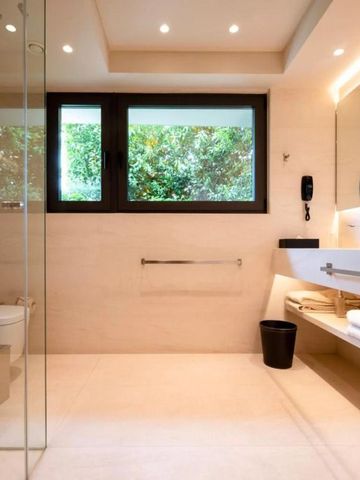 Luxuriöses Badezimmer mit großer Dusche und strohgedecktem Licht.