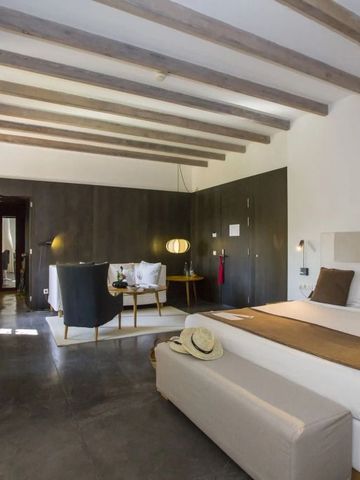 Geräumiges Hotelzimmer mit Holzbalkendecke und stilvollem Interieur
