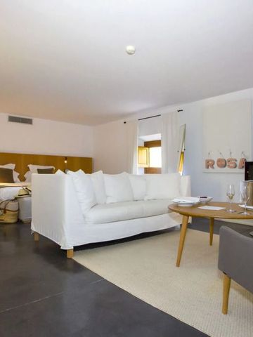 Modernes, helles Hotelzimmer mit Bett und Sitzecke