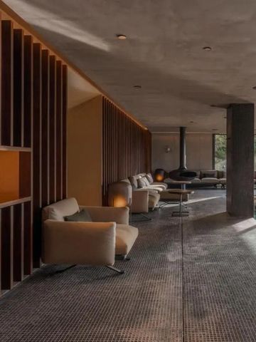 Luxuriöser Spa-Bereich mit Liegen und Pool