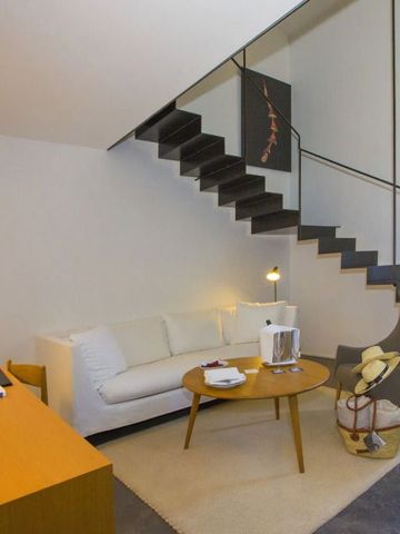Moderne Maisonette-Suite mit eleganter Inneneinrichtung und komfortablen Sitzmöbeln