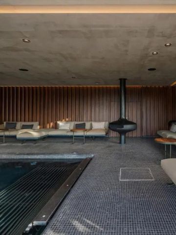 Luxuriöses Spa mit Indoor-Pool und modernem Design