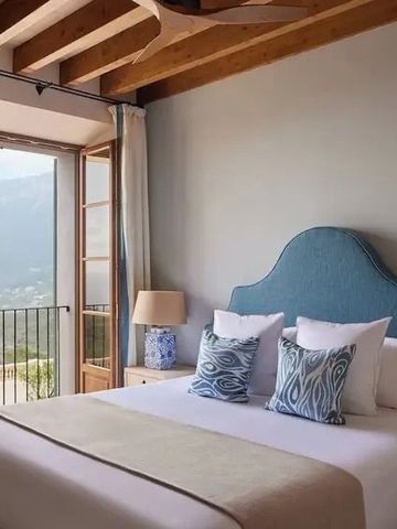 Zimmer mit Doppelbett und geöffneter Balkontür zu herrlicher Aussicht