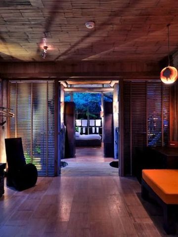 Stimmungsvoll beleuchteter Lounge-Bereich mit warmen Holztönen
