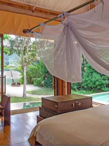 Schlafzimmer mit Pool- und Gartenblick im Soneva Kiri
