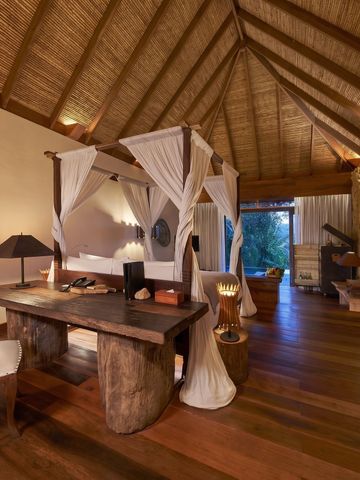 Geräumige Villa mit Himmelbett und Holzdekor im tropischen Stil