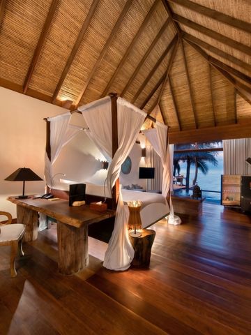 Villa mit Blick auf das Meer und Himmelbett aus Holz