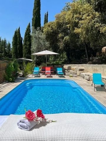 Klarer Pool mit umgebenden Liegestühlen und Naturkulisse