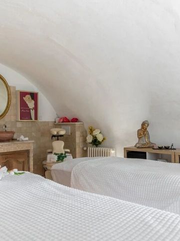 Wellnessraum mit zwei Behandlungsliegen und gewölbter Decke im Hotel